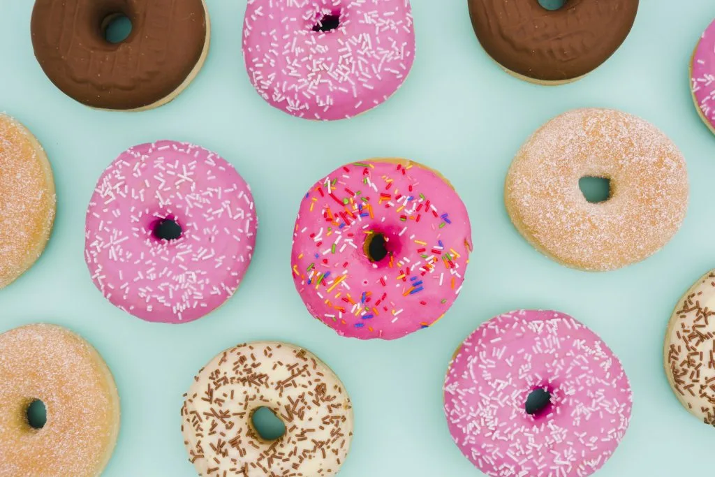 Imagem com diversas rosquinhas, as quais são um item muito popular da confeitaria