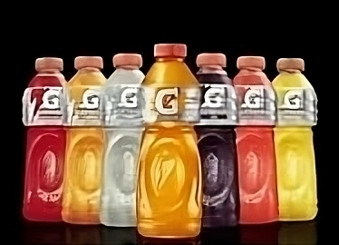 Imagem de várias garrafas de gatorade (bebida isotônica) agrupadas
