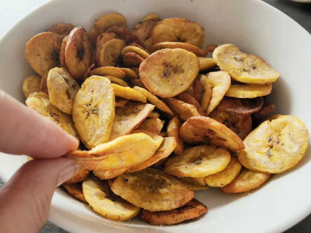 Chips de Banana: Crocância Natural Direto da Fruta! 1 chips de banana a tendência dos snacks