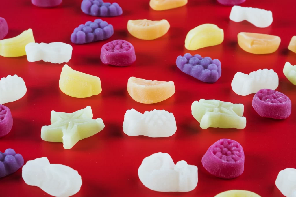 deliciosas frutas gelatina em fundo vermelho 1