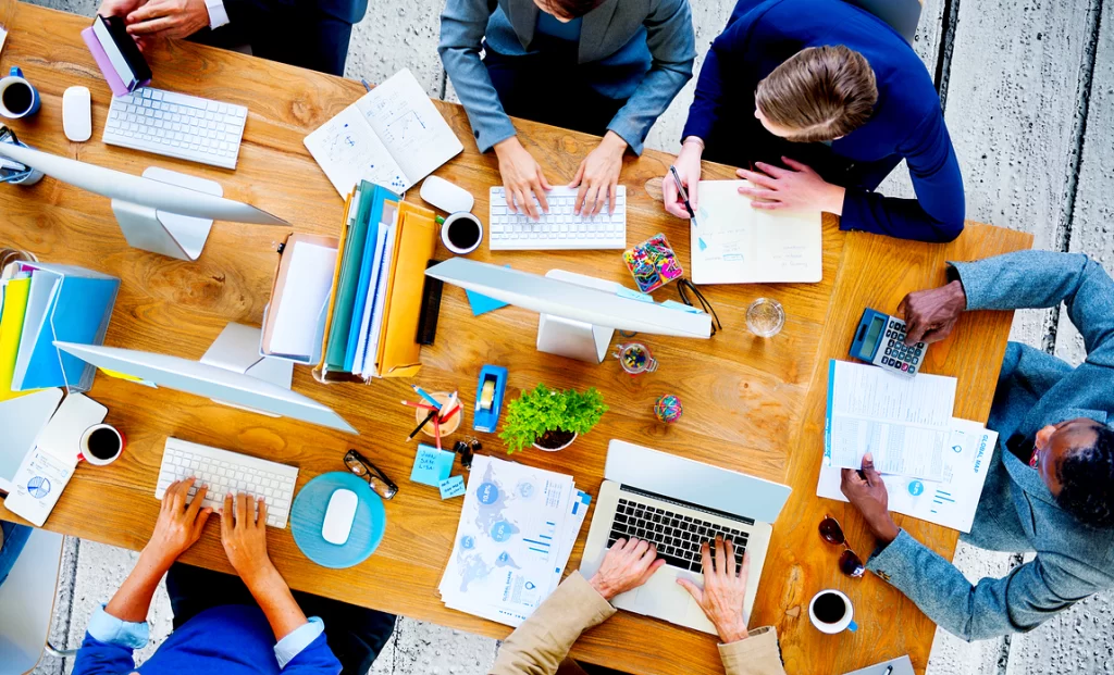 Pessoas realizando uma pesquisa de mercado