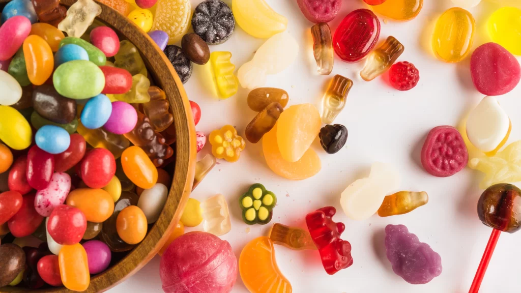 tigela com doces perto de doces