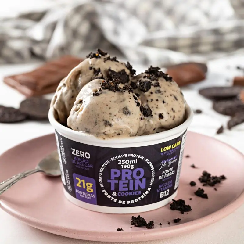 Pote de sorvete da roomys de cookies and cream com alto teor de proteínas