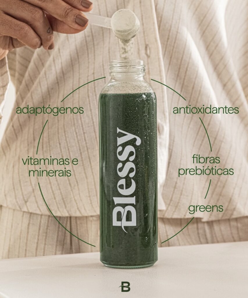 pessoa colocando o suplemento em pó blessy em uma garrafa já com um pouco do pó dissolvido, e benefícios do produto escritos em volta