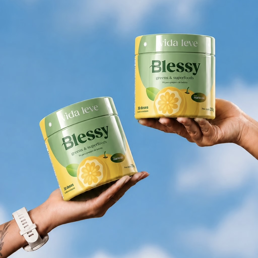 mãos segurando embalagens do suplemento blessy