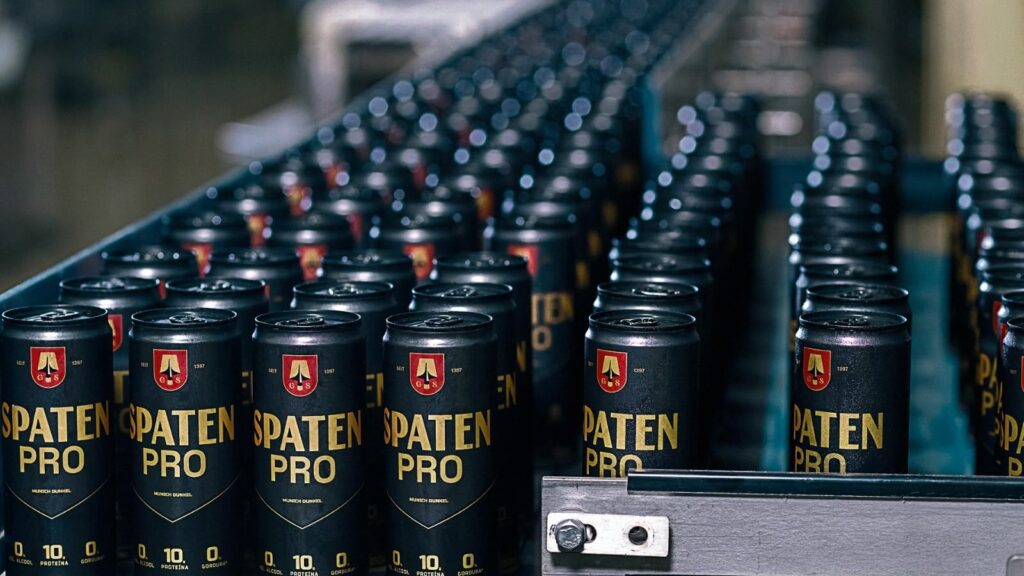 várias latas da cerveja proteica spaten pro