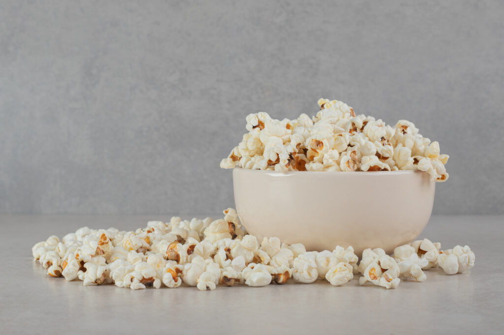 Pipoca Gourmet: O Que Existe por Trás de um Produto que Conquista o Consumidor 1 crispy popcorn inside around white bowl marble surface