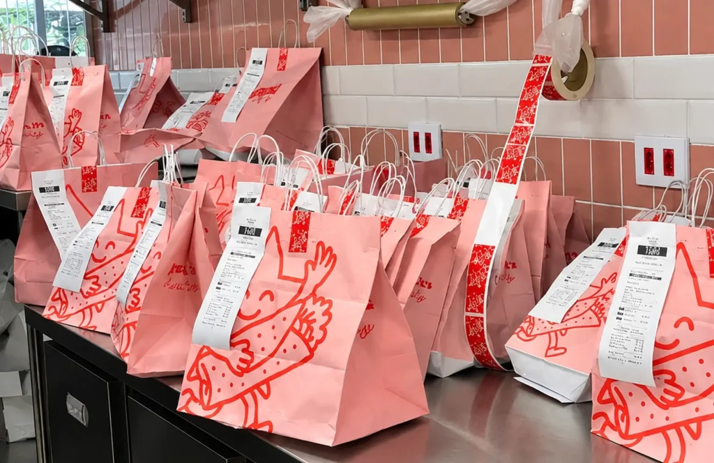 sacolas do wrappd by sofy prontas para entrega, possivelmente com pink mirage dentro delas 