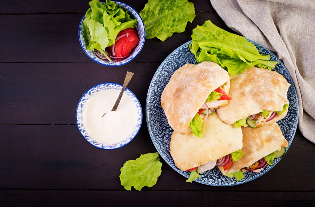 pão sírio recheado com frango e salada